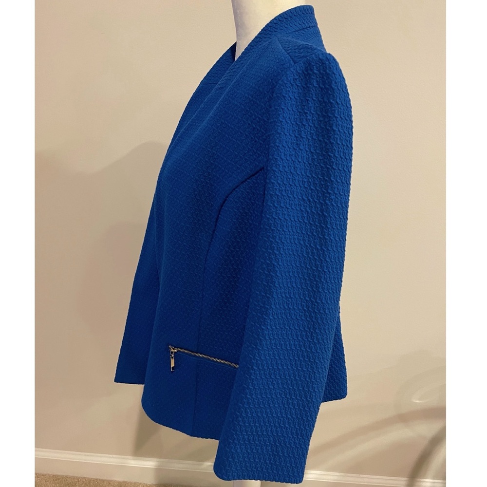 • Fitted Blazer • - Picture 4 of 7